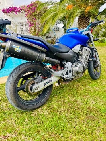 Vue-laterale-de-la-Honda-Hornet-900-avec-ligne-LeoVince-SBK
