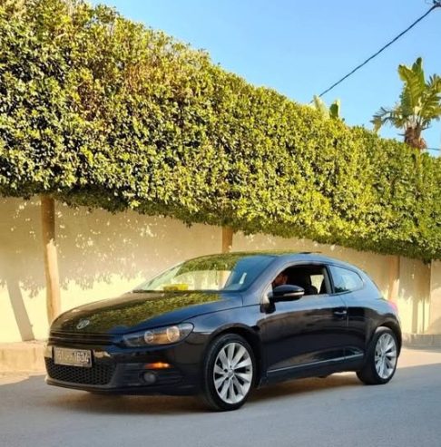 Vue-laterale-de-la-Volkswagen-Scirocco-noire-en-excellent-etat