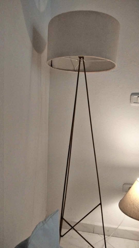 lampadaire-design-moderne-noir-et-blanc-a-vendre-a-la-Marsa