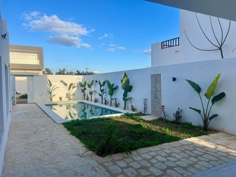 piscine-dans-la-villa-S4-a-Sidi-Hamed-Hammamet