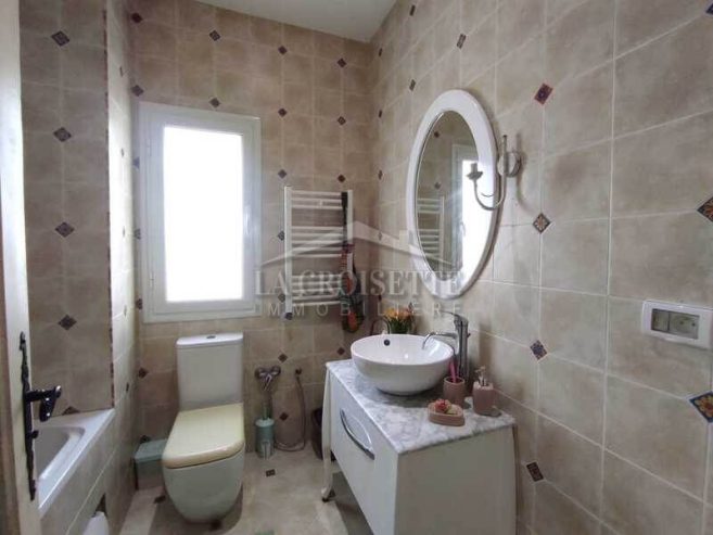 Villa S+5 avec piscine à La Soukra ZVV173
