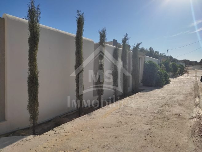 Terrain clôturé de 876 m²