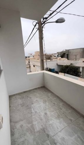 Balcon-dans-maison-avec-vue-degagee-a-Hammam-Zriba