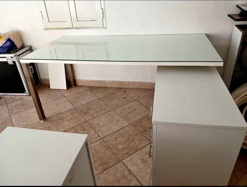 Bureau-Meublentub-avec-rangement-integre-en-bon-etat-a-vendre-a-Tunis