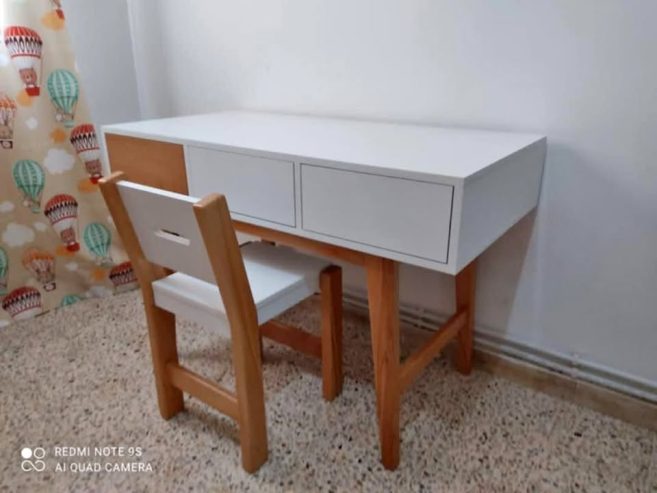 Bureau-rectangulaire-blanc-avec-tiroirs-bois-clair-et-chaise-assortie-en-vente-a-Cite-El-Ghazella