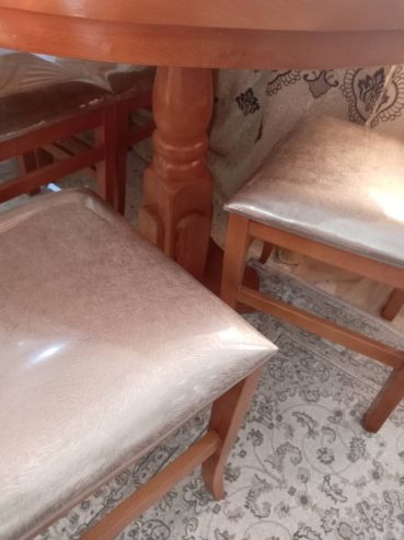 Chaise-en-bois-avec-dossier-a-barreaux-et-assise-rembourree-claire-–-meuble-doccasion-Tunisie
