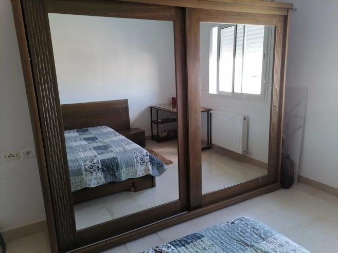 Chambre-a-coucher-a-vendre-en-excellent-etat-Lit-200×160-cm-Coiffeuse-et-Dressing-a-La-Soukra
