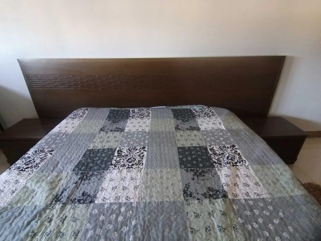 Chambre-a-coucher-complete-en-bois-a-vendre-a-La-Soukra-avec-lit-et-deux-tables-de-nuit