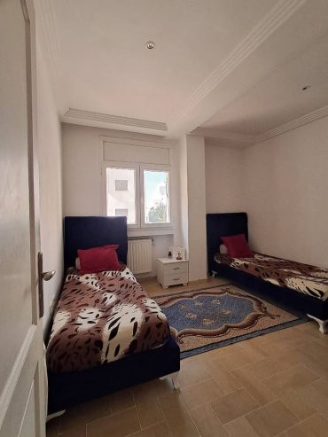 Chambre-lumineuse-dans-appartement-S2-a-vendre-Tunis