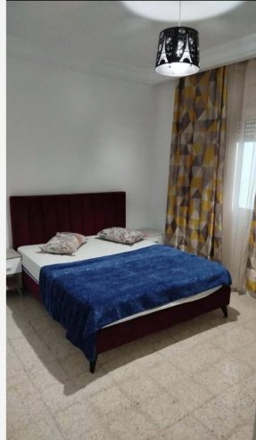 Chambre-parentale-spacieuse-avec-rangements-appartement-Ennasr