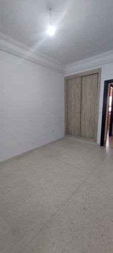 Chambre-spacieuse-avec-fenetre-dans-un-appartement-a-louer-a-El-Aouina