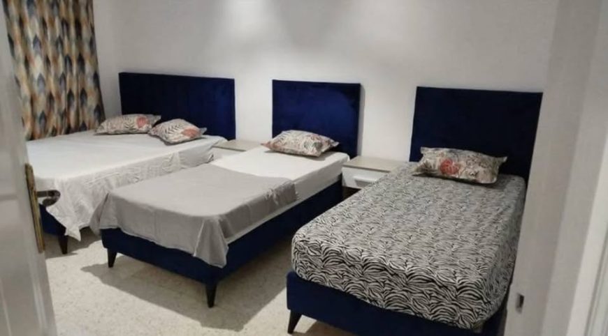 Chambre-spacieuse-avec-rangements-appartement-Ennasr