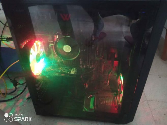 Composants-internes-du-PC-gaming-avec-16GB-RAM-et-disque-dur-1To