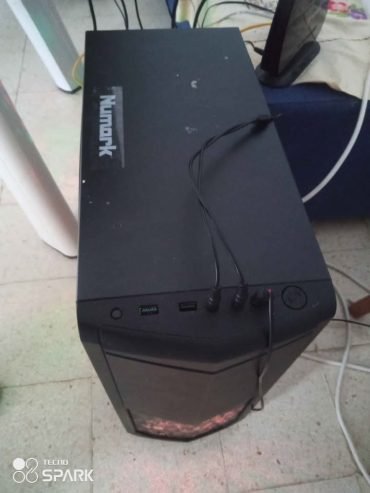Connectique-Unite-centrale-PC-gaming-en-bon-etat-avec-processeur-AMD-Ryzen-et-carte-graphique-RX-580-a-vendre-a-Hammam-Lif