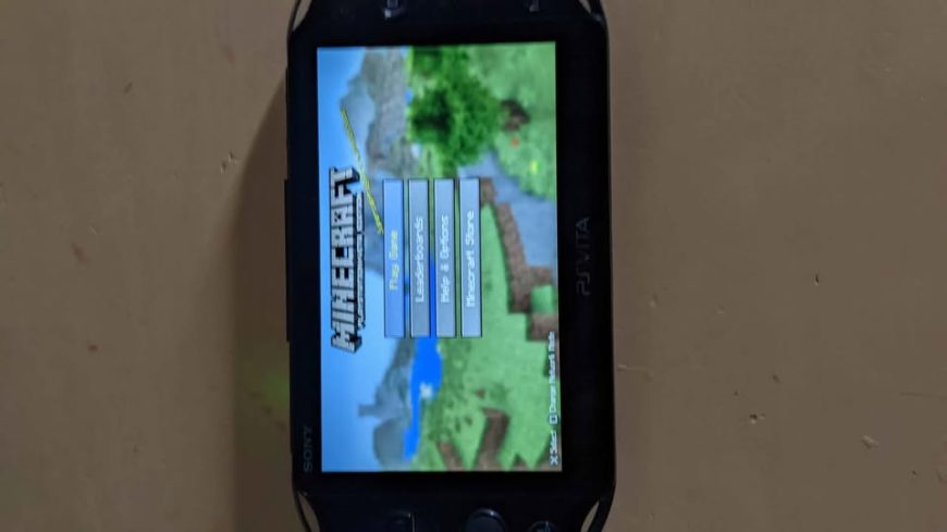 Console-PlayStation-Vita-Slim-patchee-avec-jeu-Minecraft