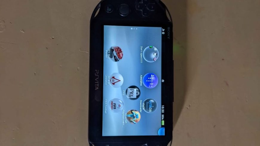 Console-PlayStation-Vita-Slim-patchee-avec-jeux-a-vendre-a-Djerba