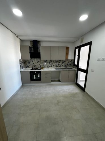 Cuisine-equipee-et-moderne-appartement-neuf-Tunis