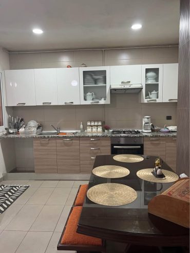 Cuisine-moderne-dans-appartement-S3-avec-terrasse-et-parking-a-La-Soukra