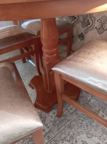 Detail-du-pied-central-dune-table-ronde-en-bois-massif-a-vendre-a-Ariana