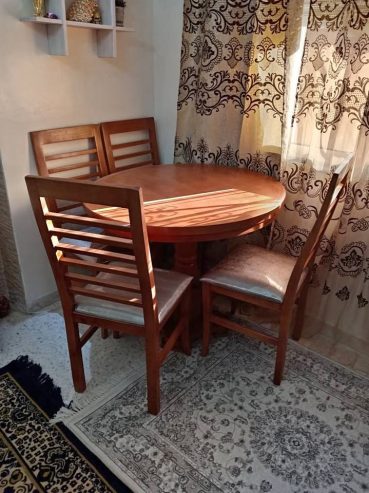 Ensemble-table-ronde-et-quatre-chaises-assorties-en-bois-a-vendre-a-Ariana