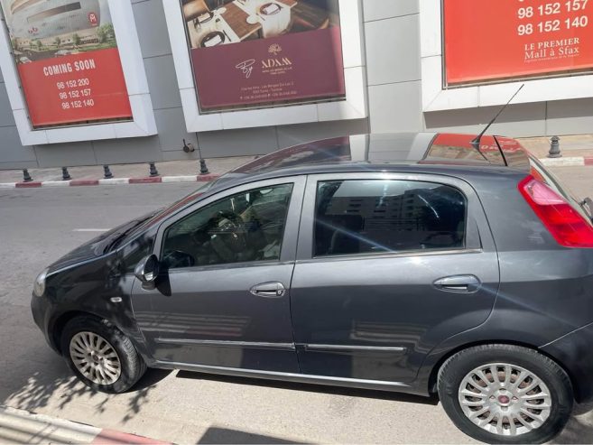 Fiat-Grande-Punto-2016-pneus-et-jantes-en-bon-etat