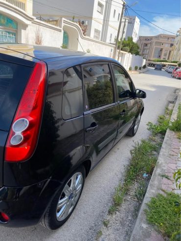 Ford-Fiesta-avec-batterie-neuve-et-amortisseurs-recentsGhia-a-vendre-a-Manouba-1