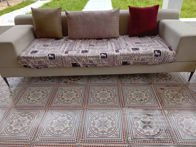 Grand-canape-avec-coussins-rose-poudre-et-bordeaux