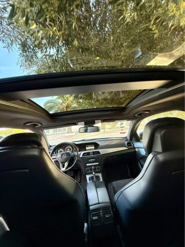 Habitacle-haut-de-gamme-avec-sellerie-cuir-et-toit-ouvrant-dune-Mercedes-C-180-Coupe