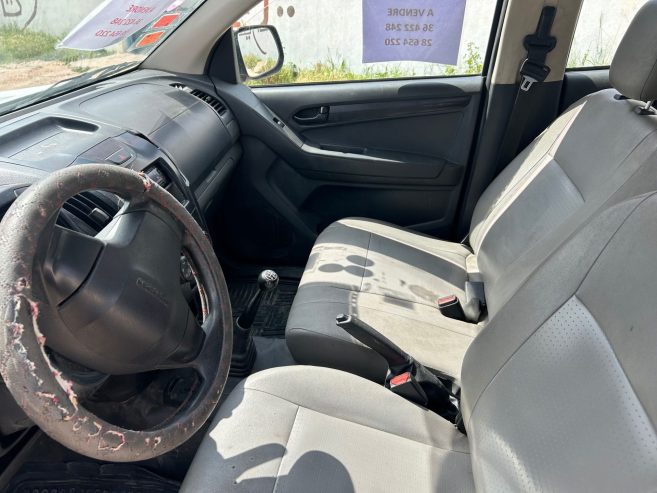 Interieur-Isuzu-D-Max-4-portes-2021-diesel-a-vendre-en-Tunisie