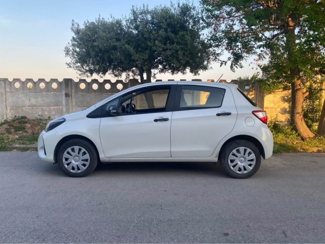 Interieur-Toyota-Yaris-2019-tableau-moderne-essence-economique-Tunisie