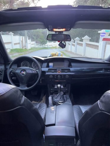 Interieur-cuir-electrique-BMW-E60-avec-toit-ouvrant-et-sieges-chauffants