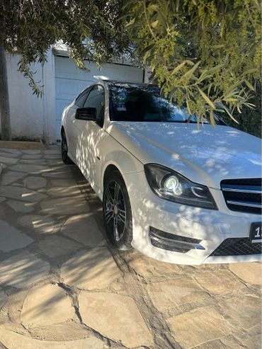 Interieur-luxueux-dune-Mercedes-C-180-Coupe-AMG-avec-toutes-options