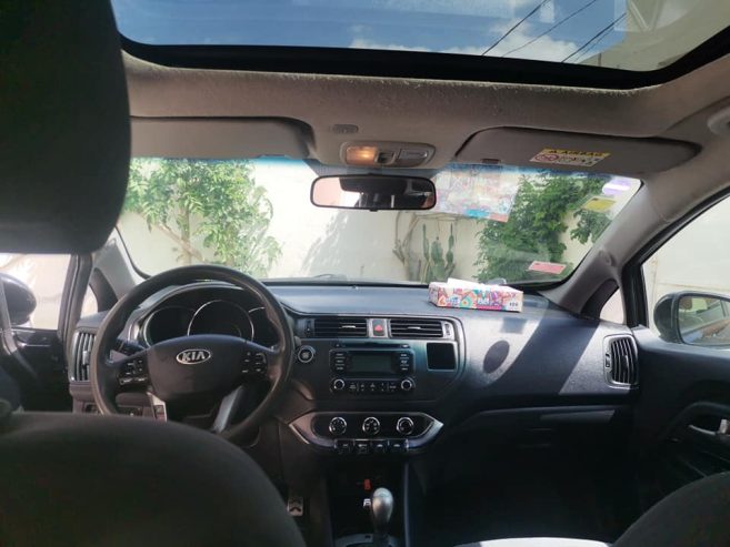 Interieur-spacieux-Kia-Rio-avec-radar-de-recul-et-toit-ouvrant