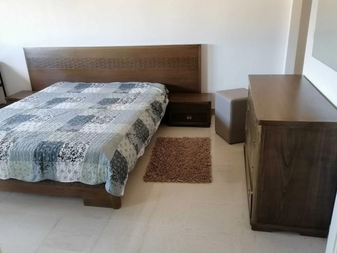 Meubles-en-bois-de-qualite-Chambre-a-coucher-a-vendre-a-La-Soukra-avec-tables-de-nuit-et-pouf
