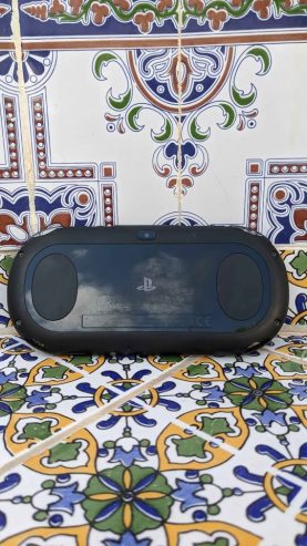 PS-Vita-patchee-avec-stockage-16GB-prix-340-DT