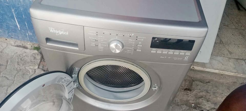 Panneau-de-commande-machine-a-laver-Whirlpool-avec-programmes-visibles