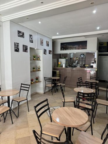 Salle-avec-tables-et-chaises-dans-la-cafeteria-SUN-SHINE