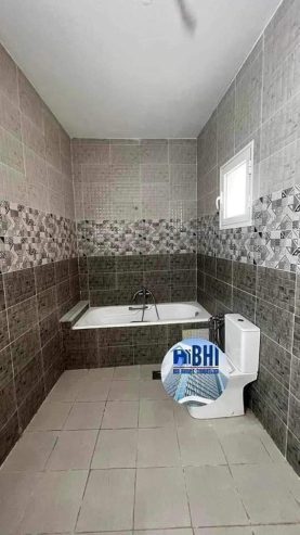 Salle-de-bain-carrelee-avec-equipements-recents