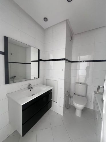 Salle-de-bain-dans-Appartement-haut-standing-a-vendre-a-Cite-Ennasr
