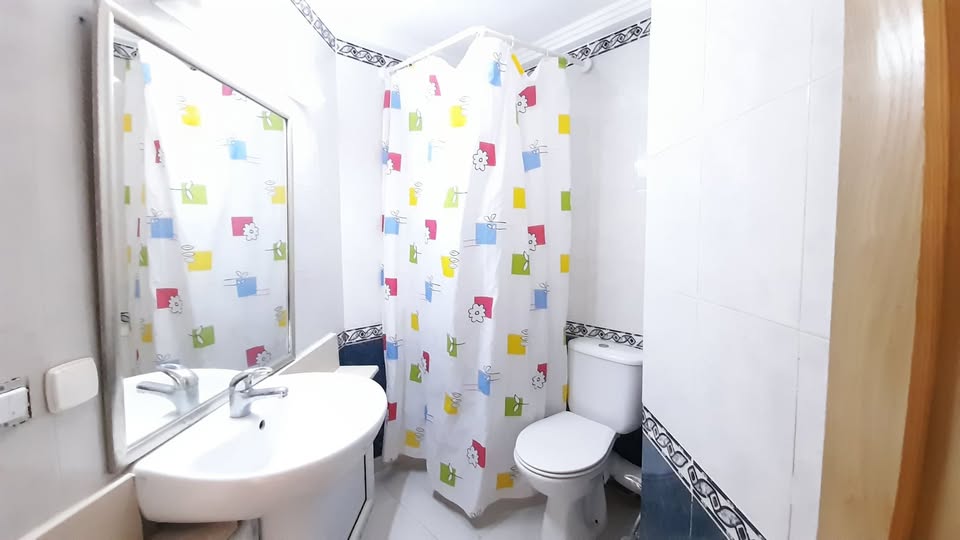 Salle-de-bain-dans-Appartement-pieds-dans-leau-a-louer-Hammamet
