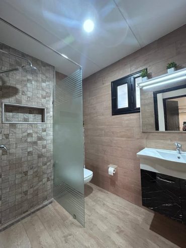 Salle-de-bain-moderne-dans-un-appartement-S2-renove-a-Sousse-pres-du-lycee-Ibn-Rochd
