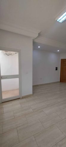 Salon-lumineux-dans-un-appartement-S2-a-louer-a-El-Aouina-Tunis