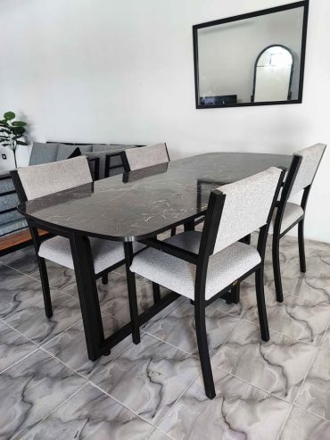 Table-avec-4-chaises-occasion-Grombalia