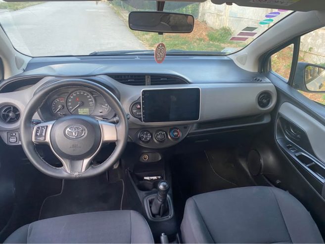 Tableau-de-bord-Toyota-Yaris-populaire-blanche-a-vendre-en-Tunisie