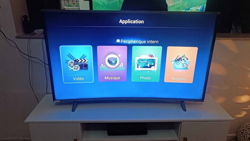 Television-Vega-50-pouces-dans-un-salon-moderne-a-Nabeul-–-TV-a-vendre-Tunisie