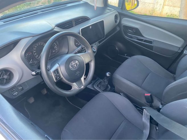 Toyota-Yaris-populaire-blanche-a-vendre-en-Tunisie-2025-etat-impeccable