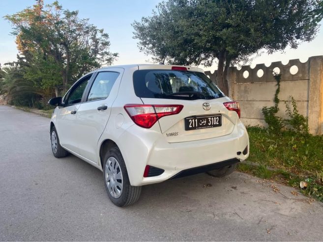 Toyota-Yaris-propre-interieur-tissu-confortable-voiture-fiable-Tunisie-2025