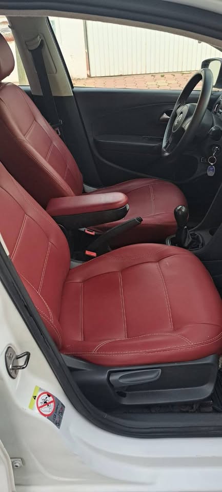 Vente-Volkswagen-Polo-Sedan-avec-climatiseur-airbags-ABS-et-equipement-complet