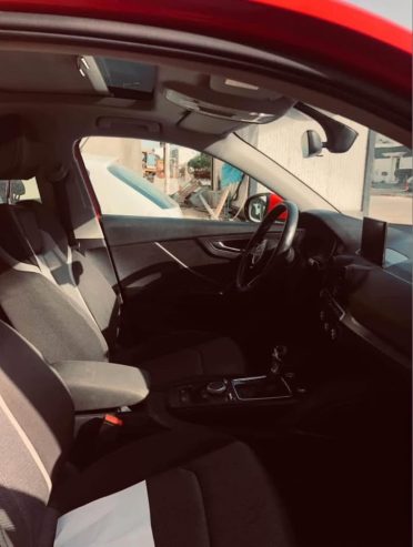 Voiture-Audi-Q2-rouge-toutes-options-jantes-18-pouces-feux-LED-Matrix-disponible-au-Kram