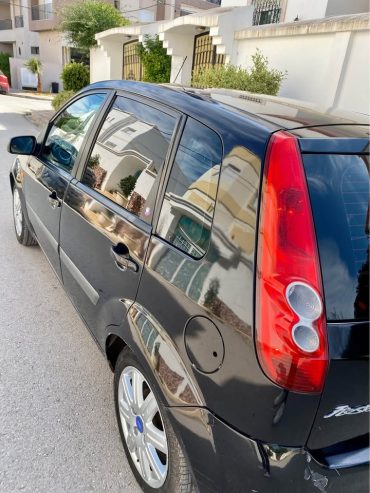 Voiture-Ford-Fiesta-a-vendre-a-Manouba-1
